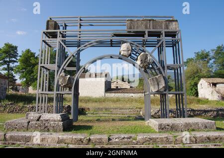 Archäologische Stätte von Altilia: Einige Überreste des Forums, mit Schriften aus der römischen Zeit. Sepino, Molise, Italien Stockfoto