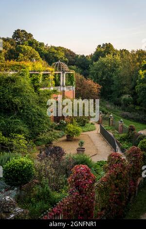 Hampstead Pergola und Hill Gardens, ein extravagantes edwardianisches Gebäude, ein erhöhter, mit Weinreben bewachsener Gehweg, der 1904 von Lord Leverhulm erworben wurde Stockfoto