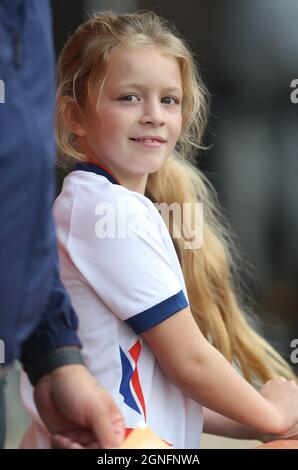 Ein Fan von Luton Town steht vor dem Sky Bet Championship-Spiel im Vitality Stadium, Bournemouth. Bilddatum: Samstag, 25. September 2021. Stockfoto