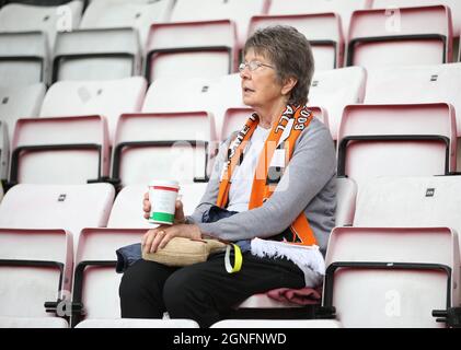 Ein Fan von Luton Town vor dem Spiel während der Sky Bet Championship im Vitality Stadium, Bournemouth. Bilddatum: Samstag, 25. September 2021. Stockfoto