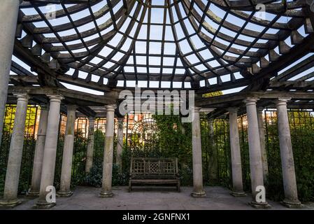 Hampstead Pergola und Hill Gardens, ein extravagantes edwardianisches Gebäude, ein erhöhter, mit Weinreben bewachsener Gehweg, der 1904 von Lord Leverhulm erworben wurde Stockfoto