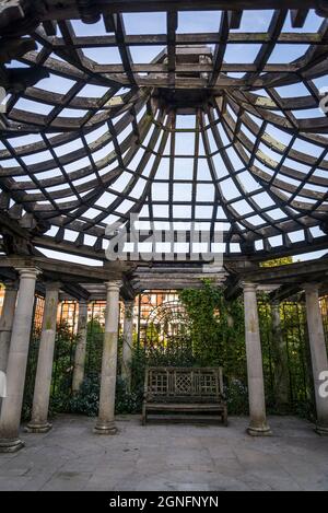 Hampstead Pergola und Hill Gardens, ein extravagantes edwardianisches Gebäude, ein erhöhter, mit Weinreben bewachsener Gehweg, der 1904 von Lord Leverhulm erworben wurde Stockfoto