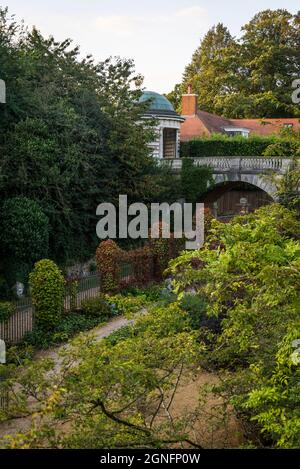 Hampstead Pergola und Hill Gardens, ein extravagantes edwardianisches Gebäude, ein erhöhter, mit Weinreben bewachsener Gehweg, der 1904 von Lord Leverhulm erworben wurde Stockfoto