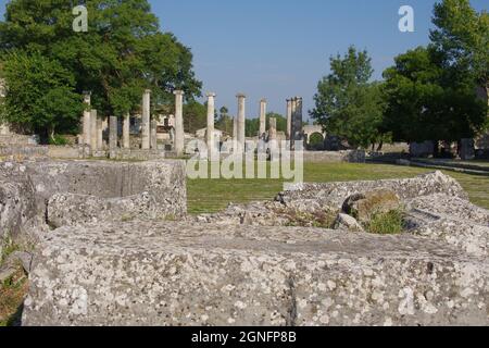 Sepino - Molise - Archäologische Stätte von Altilia: Im Vordergrund Reste von Zyklopenmauern und im Hintergrund die Kolonnade der Basilika Stockfoto