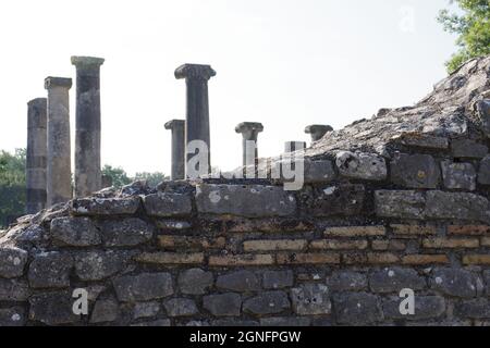 Sepino - Molise - Italien - Archäologische Stätte von Altilia: Die Struktur einer Mauer der Zeit und im Hintergrund die Säulen der Basilika. Stockfoto