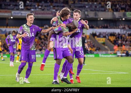 Tanguy Ndombele von Tottenham Hotspur feiern mit Bryan Gil, Harry Kane und Giovani Lo Celso, die beim dritten Spiel im Carabao Cup den ersten Treffer erzielt haben Stockfoto