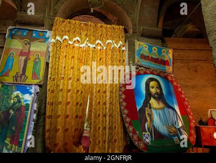 ÄTHIOPIEN. AMHARA-REGION. STADT LALIBELA. ORTHODOXE ÄTHIOPISCHE CHRISTEN. 11 FELSENKIRCHEN. MONOLITHISCHE KIRCHEN IN DEN FELS GEHAUEN. PRIESTER SER Stockfoto