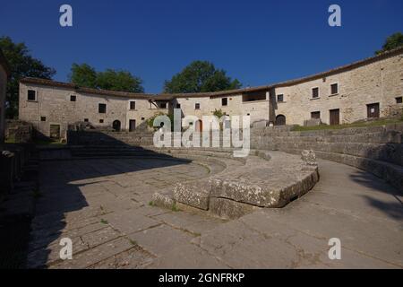 Blick auf das Theater in der archäologischen Stätte von Altilia in Sepino, Molise, Italien. Stockfoto