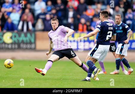 John Lundstram der Rangers (links) und Cammy Kerr von Dundee kämpfen während des Spiels der Scottish Premier League im Dens Park, Dundee, um den Ball. Bilddatum: Samstag, 25. September 2021. Stockfoto