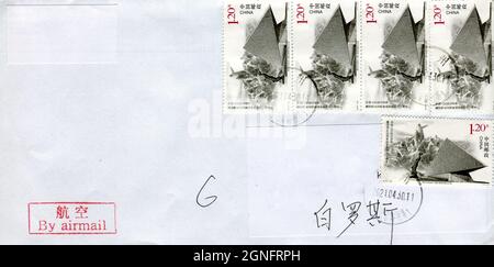 GOMEL, WEISSRUSSLAND - 23. SEPTEMBER 2021: Alter Umschlag, der von China nach Gomel, Weißrussland, geschickt wurde, 30. April 2021. Stockfoto