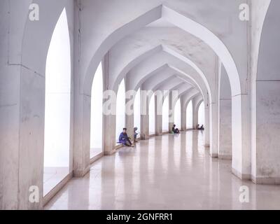 Nicht exklusiv: Ein Muslim geht in Richtung Baitul Moqarram National Mosque, um ihr regelmäßiges Freitagsgebet zu sagen, trotz kritischer Covid-19 Situation i Stockfoto