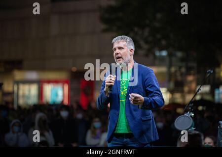 MDB und Kandidat für München West Dieter Janecek. Der Vorsitzende von Bündnis 90 / die Grünen Robert Habeck am 15.9.2021 in München. * Abgeordneter und Kandidat für den Münchner Westen Dieter Janecek. Der Vorsitzende der Grünen, Robert Habeck, spricht am 15. September 2021 in München. (Foto von Alexander Pohl/Sipa USA) Stockfoto