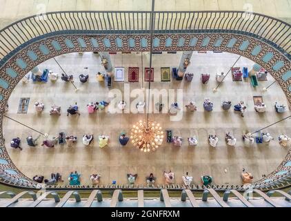 Nicht exklusiv: Ein Muslim geht in Richtung Baitul Moqarram National Mosque, um ihr regelmäßiges Freitagsgebet zu sagen, trotz kritischer Covid-19 Situation i Stockfoto