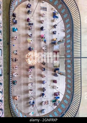 Nicht exklusiv: Ein Muslim geht in Richtung Baitul Moqarram National Mosque, um ihr regelmäßiges Freitagsgebet zu sagen, trotz kritischer Covid-19 Situation i Stockfoto