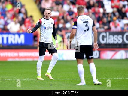 Ronan Curtis von Portsmouth (links) feiert das erste Tor ihrer Spielseite während des Sky Bet League One-Spiels im Londoner Valley. Bilddatum: Samstag, 25. September 2021. Stockfoto