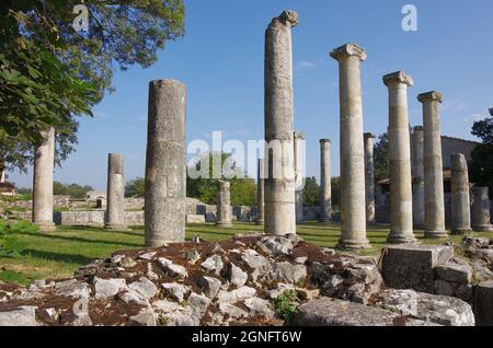 Archäologische Stätte von Altilia: Überreste von Säulen, die anzeigen, wo die Basilika einst stand. Sepino, Molise, Italien Stockfoto