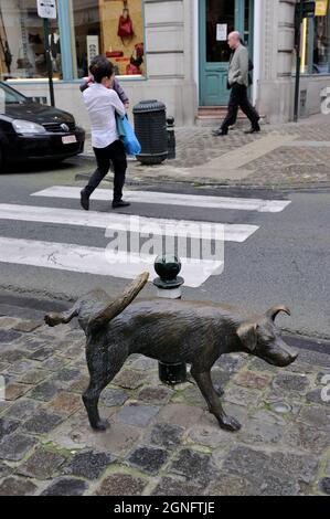 BELGIEN, DIE STADT BRÜSSEL, DAS VIERTEL DES ZENTRUMS, DAS ALS DAS "PENTON" BEZEICHNET WIRD, UND DANSAERT, SKULPTUR EINES HUNDES, DER AUF DER RUE DES CHARTREUX PINKELT Stockfoto