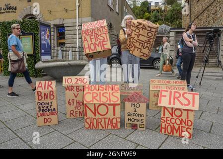 Falmouth, Cornwall, Großbritannien. September 2021. Eine Demonstration in Falmouth, um gegen den schweren Mangel an verfügbaren Wohnungen in Cornwall zu protestieren. Gordon Scammell/Alamy Live News. Stockfoto