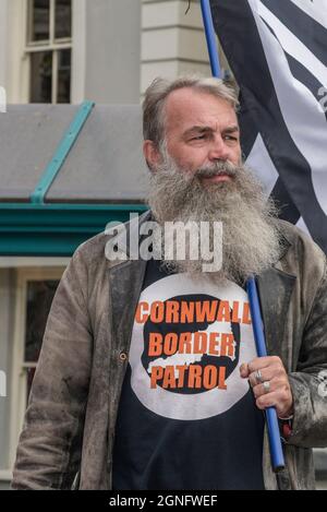 Falmouth, Cornwall, Großbritannien. September 2021. Ein Protestler bei einer Demonstration in Falmouth protestierte gegen den schweren Mangel an verfügbaren Wohnungen in Cornwall. Gordon Scammell/Alamy Live News. Stockfoto