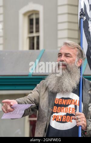 Falmouth, Cornwall, Großbritannien. September 2021. Ein Protestler, der auf einer Demonstration in Falmouth sprach, protestierte gegen den schweren Mangel an verfügbaren Wohnungen in Cornwall. Gordon Scammell/Alamy Live News. Stockfoto