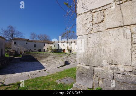 Im Vordergrund ein lateinisches Epigraph und im Hintergrund ein Teil des Amphitheaters. Archäologische Stätte von Altilia. Sepino - Molise Stockfoto