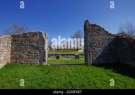 Der Abschnitt einer Wand. Archäologische Stätte von Altilia. Sepino - Molise - Italien Stockfoto