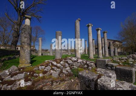Archäologische Stätte von Altilia: Überreste von Säulen, die anzeigen, wo die Basilika einst stand. Sepino, Molise, Italien Stockfoto