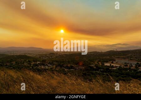 Athen Blick bei Sonnenuntergang mit roten und gelben Wolken vom Penteli Berg. Griechenland. Stockfoto