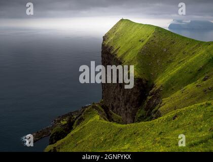 Die epischen und dramatischen Klippen am Kallur Leuchtturm auf der Insel Kalsoy auf den Färöer Inseln. Stockfoto