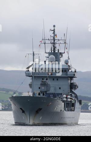 FGS Elbe (A511), eine von der deutschen Marine betriebene Nachschubausschreibung der Elbe-Klasse, die Greenock am Firth of Clyde passiert. Sie macht sich auf den Weg, um an den militärischen Übungen Dynamic Mariner 2021 und Joint Warrior 21-2 teilzunehmen. Stockfoto