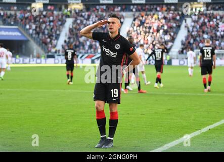 25. September 2021, Hessen, Frankfurt/Main: Fußball: Bundesliga, Eintracht Frankfurt - 1. FC Köln, Matchday 6 im Deutsche Bank Park. Der Frankfurter Rafael Santos Borre feiert das 1:1-Tor. Foto: Arne Dedert/dpa - WICHTIGER HINWEIS: Gemäß den Bestimmungen der DFL Deutsche Fußball Liga und/oder des DFB Deutscher Fußball-Bund ist es untersagt, im Stadion und/oder vom Spiel aufgenommene Fotos in Form von Sequenzbildern und/oder videoähnlichen Fotoserien zu verwenden oder zu verwenden. Stockfoto