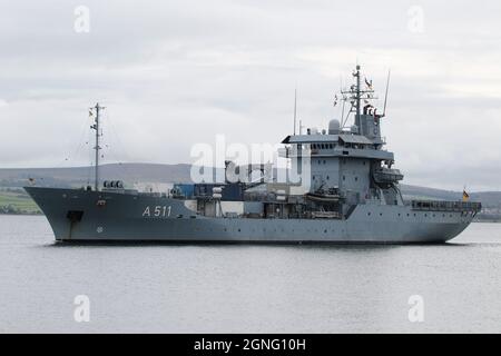 FGS Elbe (A511), eine von der deutschen Marine betriebene Nachschubausschreibung der Elbe-Klasse, die Greenock am Firth of Clyde passiert. Sie macht sich auf den Weg, um an den militärischen Übungen Dynamic Mariner 2021 und Joint Warrior 21-2 teilzunehmen. Stockfoto