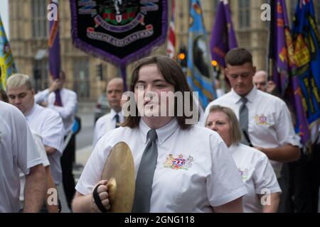 London, Großbritannien. September 2021. Orange Order, die Orange Lodge oder die Orangemen loyale Orange Order marschieren am 25. September 2021 durch Westminster, London, Großbritannien. Kredit: Picture Capital/Alamy Live Nachrichten Stockfoto