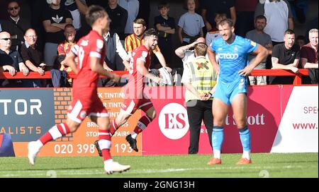 Crawley Sussex UK 25. September 2021 - will Ferry of Crawley beginnt zu feiern, nachdem er das erste Tor während des Sky Bet League Two-Spiels zwischen Crawley Town und Bradford City im People's Pension Stadium erzielt hat : Credit Simon Dack /TPI/ Alamy Live News Stockfoto