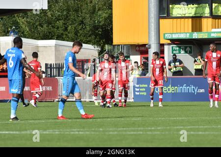 Crawley Sussex UK 25. September 2021 - will Ferry of Crawley (Nr. 18) nach dem ersten Tor während der Sky Bet League zwei Spiel zwischen Crawley Town und Bradford City im People's Pension Stadium : Credit Simon Dack /TPI/ Alamy Live News Stockfoto