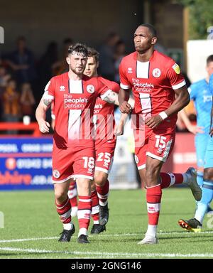 Crawley Sussex UK 25. September 2021 - will Ferry of Crawley (Nr. 18) nach dem ersten Tor während der Sky Bet League zwei Spiel zwischen Crawley Town und Bradford City im People's Pension Stadium : Credit Simon Dack /TPI/ Alamy Live News Stockfoto