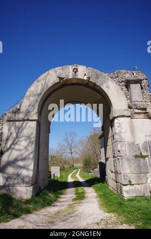 Sepino - Molise - Italien - Archäologische Stätte von Altilia: Eines der vier Eingangstore der antiken römischen Stadt Stockfoto