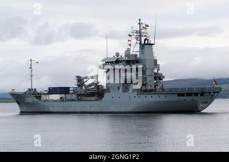 FGS Elbe (A511), eine von der deutschen Marine betriebene Nachschubausschreibung der Elbe-Klasse, die Greenock am Firth of Clyde passiert. Sie macht sich auf den Weg, um an den militärischen Übungen Dynamic Mariner 2021 und Joint Warrior 21-2 teilzunehmen. Stockfoto