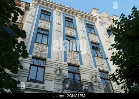 Ein Blick auf die typischen skulpturalen Elemente des Jugendstils an einer der historischen Gebäudefassaden in Riga, Lettland. Die berühmten Samples von Jugendstil d Stockfoto