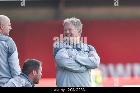 Crawley Sussex UK 25. September 2021 - Crawley-Manager John Yems sieht während des zweiten Spiels der Sky Bet League zwischen Crawley Town und Bradford City im People's Pension Stadium fröhlich aus : Credit Simon Dack /TPI/ Alamy Live News Stockfoto