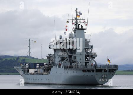 FGS Elbe (A511), eine von der deutschen Marine betriebene Nachschubausschreibung der Elbe-Klasse, die Greenock am Firth of Clyde passiert. Sie macht sich auf den Weg, um an den militärischen Übungen Dynamic Mariner 2021 und Joint Warrior 21-2 teilzunehmen. Stockfoto