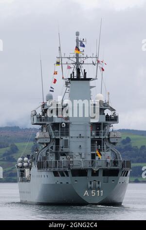 FGS Elbe (A511), eine von der deutschen Marine betriebene Nachschubausschreibung der Elbe-Klasse, die Greenock am Firth of Clyde passiert. Sie macht sich auf den Weg, um an den militärischen Übungen Dynamic Mariner 2021 und Joint Warrior 21-2 teilzunehmen. Stockfoto