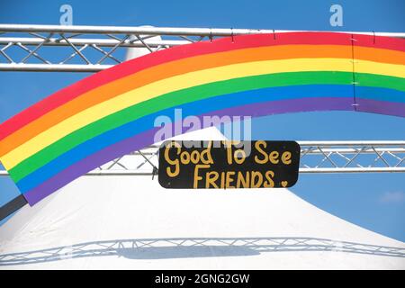 Rainbow und Good to See Friend unterschreiben am 14. Internationale Roots und akustische Musik beim Gate to Southwell Music Festival. Stockfoto