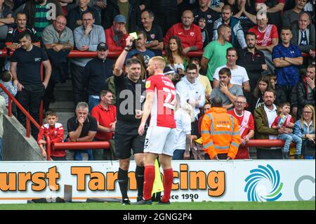 MORECAMBE, GROSSBRITANNIEN. 25. SEPTEMBER Liam Gibson vom Morecambe FC erhält eine gelbe Karte vom Schiedsrichter Neil Hair während des Sky Bet League 1 Spiels zwischen Morecambe und Accrington Stanley in der Globe Arena, Morecambe am Samstag, den 25. September 2021. (Kredit: Ian Charles | MI News) Kredit: MI News & Sport /Alamy Live News Stockfoto