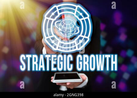 Konzeptionelle Darstellung strategisches Wachstum. Geschäftskonzept erstellen Plan oder Zeitplan, um Aktien oder Verbesserung Lady in Uniform Holding Tablet in der Hand zu erhöhen Stockfoto