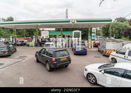 Bury St. Edmunds, Großbritannien. September 2021. Während der Kraftstoffkrise in Bury St. Edmunds mussten die Leute ihre Autos an der BP-Tankstelle füllen.am 23. September mussten BP einige ihrer Tankstellen schließen, da aufgrund des Mangels an Lkw-Fahrern Treibstoff knapp wurde. Die Nachrichten über Kraftstoffmangel verursachten bald eine Welle von Panik beim Kauf in ganz Großbritannien, da Autofahrer stundenlang Schlange standen, um Benzin und Diesel zu kaufen. Kredit: SOPA Images Limited/Alamy Live Nachrichten Stockfoto