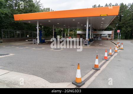 Bury St. Edmunds, Großbritannien. September 2021. Leere Sainsbury Garage während der Treibstoffkrise in Bury St Edmunds.am 23. September waren BP gezwungen, einige ihrer Tankstellen zu schließen, da es aufgrund des Mangels an LKW-Fahrern Treibstoffengpässe gab. Die Nachrichten über Kraftstoffmangel verursachten bald eine Welle von Panik beim Kauf in ganz Großbritannien, da Autofahrer stundenlang Schlange standen, um Benzin und Diesel zu kaufen. Kredit: SOPA Images Limited/Alamy Live Nachrichten Stockfoto