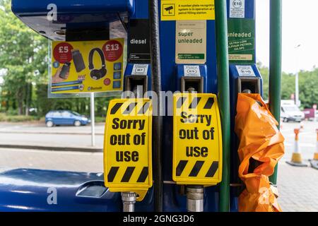 Bury St. Edmunds, Großbritannien. September 2021. Schilder "Sorry Out of Use" an einer Tankstelle in Bury St Edmunds.am 23. September waren BP gezwungen, einige ihrer Tankstellen zu schließen, da aufgrund eines Mangels an LKW-Fahrern Treibstoffmangel herrscht. Die Nachrichten über Kraftstoffmangel verursachten bald eine Welle von Panik beim Kauf in ganz Großbritannien, da Autofahrer stundenlang Schlange standen, um Benzin und Diesel zu kaufen. Kredit: SOPA Images Limited/Alamy Live Nachrichten Stockfoto