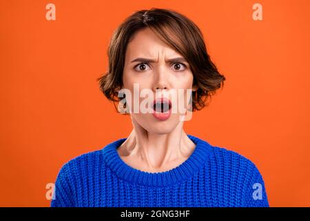 Foto-Porträt bob haarige Frau starrte wütend erstaunt isoliert leuchtend orange Farbe Hintergrund Stockfoto