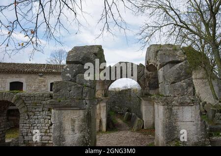Sepino - Molise - Italien - Archäologische Stätte von Altilia: Eingangstür zum Amphitheater Stockfoto